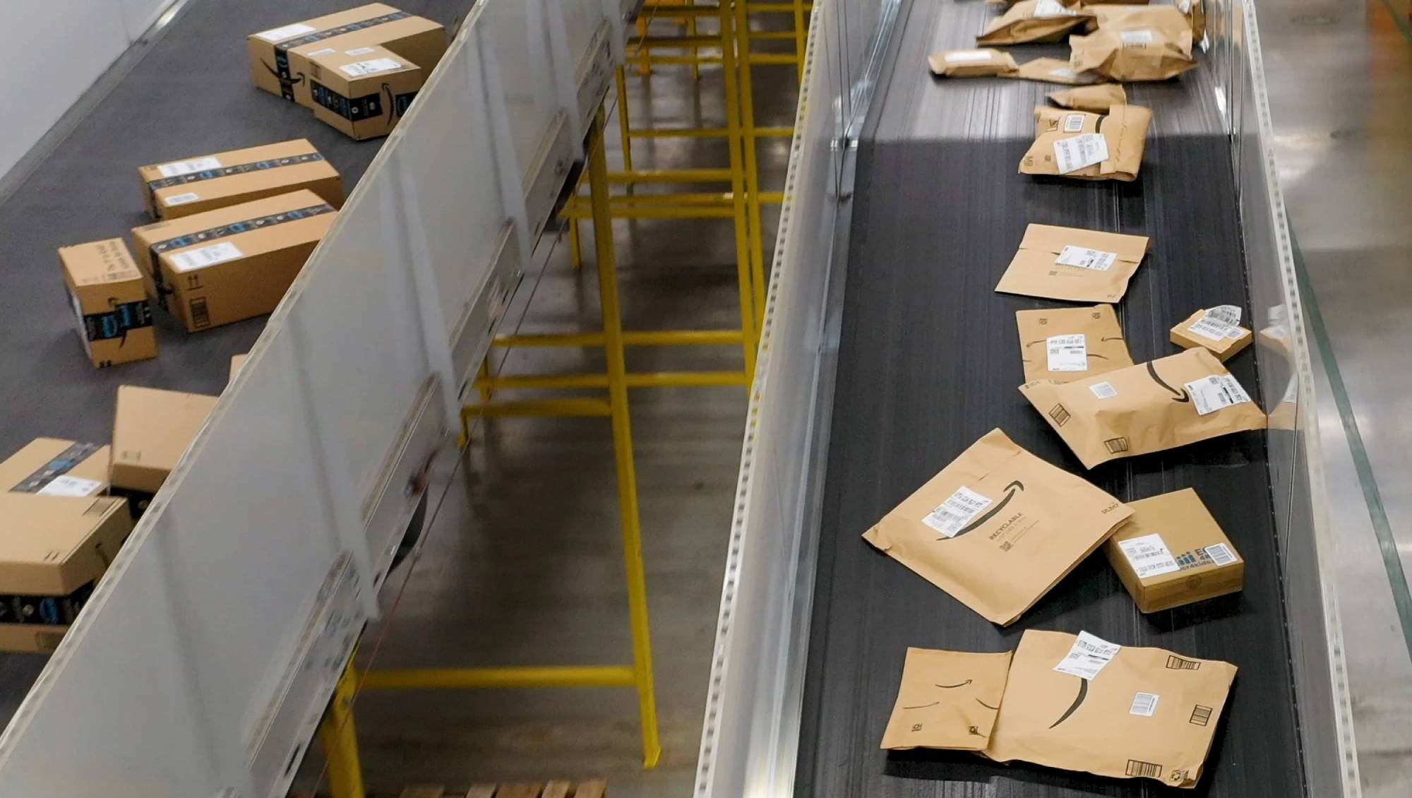 В центре заказов Amazon перестроили машины для замены пластика на бумагу 