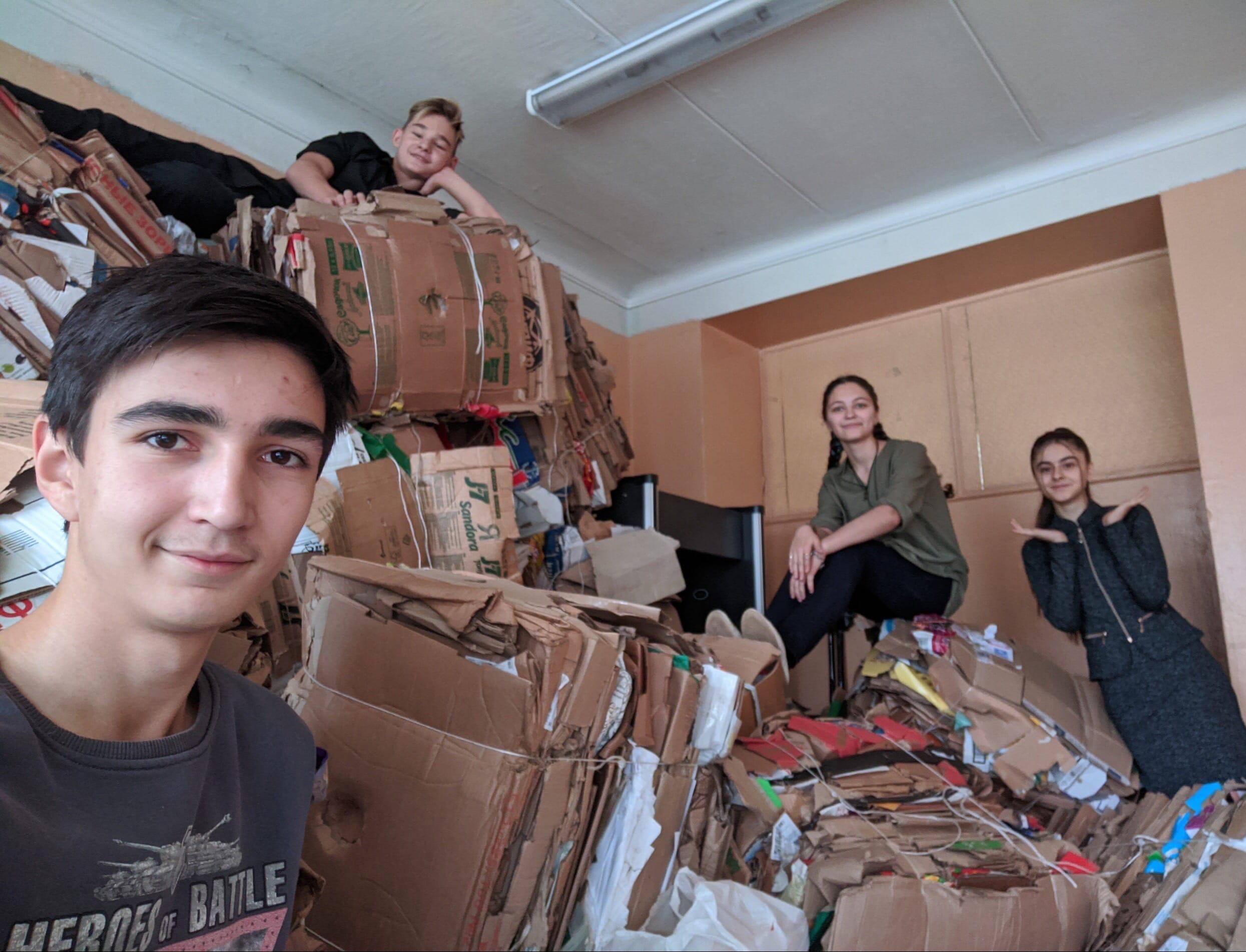 Школьники Нижневартовска начали перерабатывать макулатуру в картон
