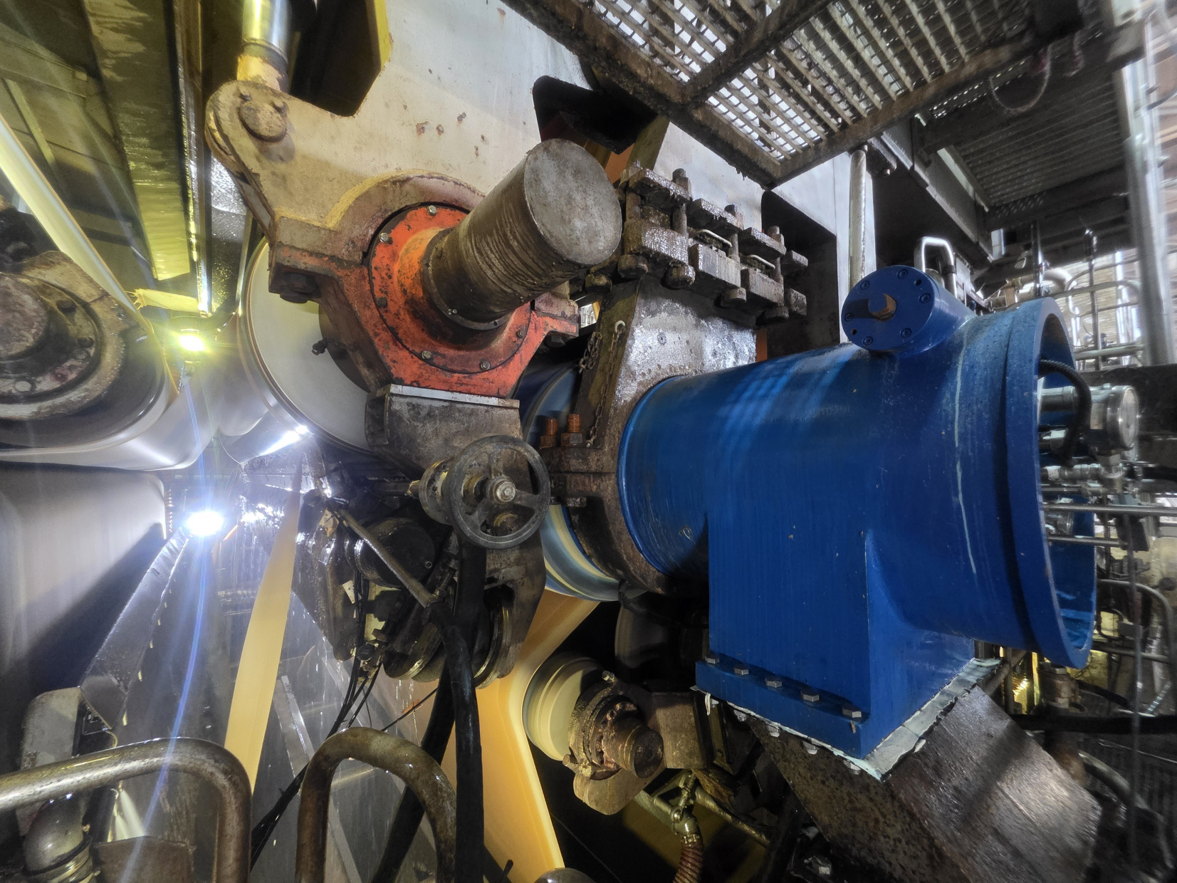 На ПЦБК повысили надежность картоноделательной машины за счет установки нового центрального вала