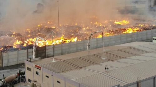 Крупный пожар на заводе Söke компании Kipas Kagit в Турции продолжается уже несколько дней