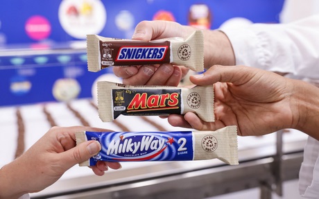 Mars, Snickers и Milky Way завернут в бумагу 