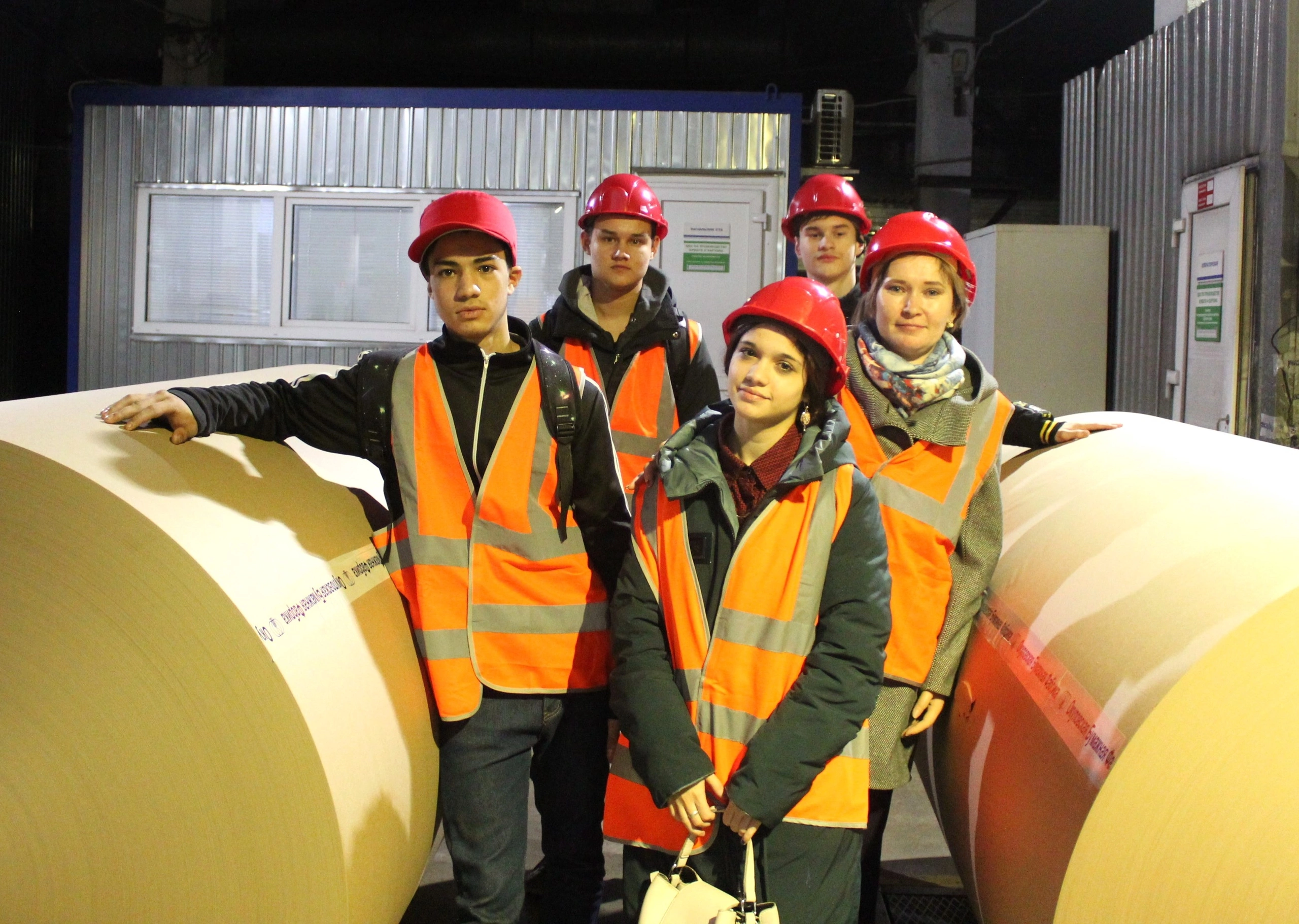 Погружение в мир бумаги: на Окуловской бумажной фабрике провели экскурсию для школьников 